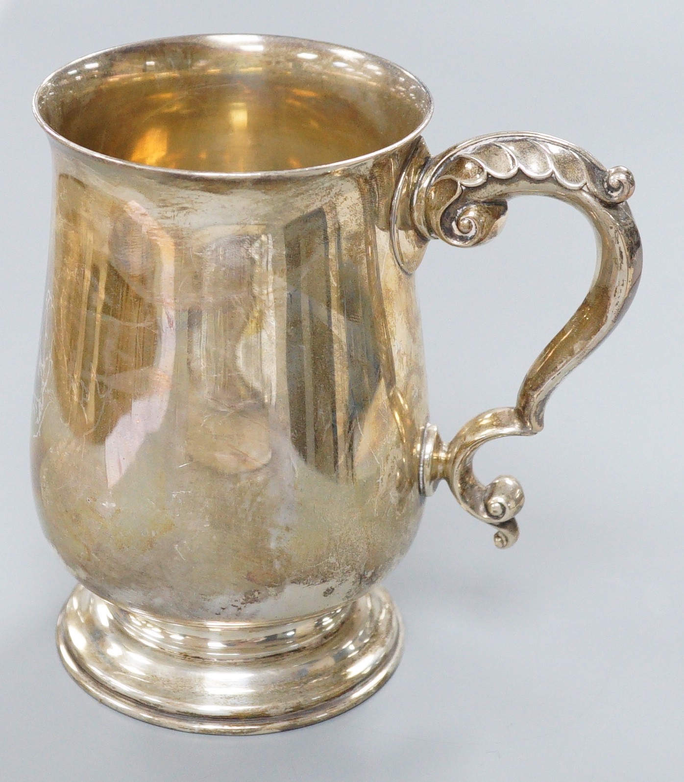 A George V silver baluster mug, Birmingham, 1934, 13.5cm, 14oz.